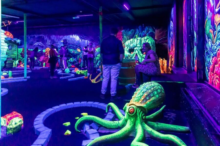 Aloha Amsterdam: 12-Hole Glow-in-the-Dark Mini-Golf - One ball, or enough for everyone?