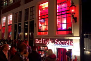 Amsterdam: 1,5-Hour Red Light District Tour - Meeting at Beursplein: start point, timing, and what to look for