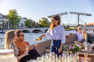 Amsterdam: 2-Hour Luxury Canal Cruise with Snacks & Drinks - Finding dVijff Vlieghen jetty near Keizersgracht without stress