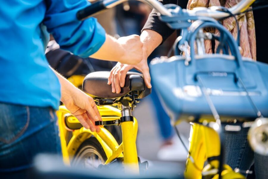 Amsterdam: 3h E-Bike Tour with break - Getting started at Yellow Bike near Amsterdam Centraal