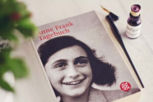 Amsterdam: Anne Frank Guided Walking Tour in DE/EN/IT/ES - Nieuwmarkt Square to Zuiderkerk: where the neighborhood’s story gains context