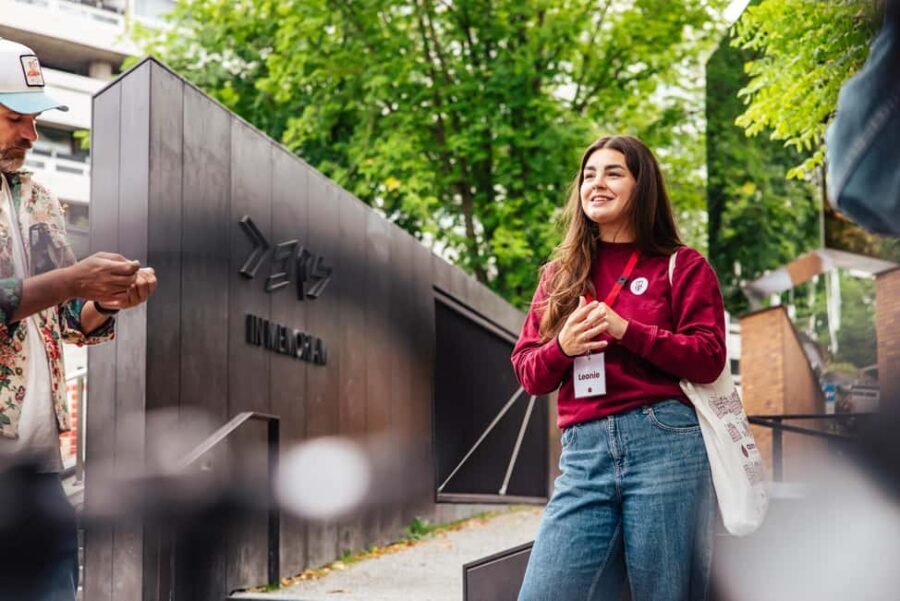 Amsterdam: Anne Frank Guided Walking Tour in DE/EN/IT/ES - Huis de Pinto, Rembrandt House, and Sint Antoniesluis: community beyond one story