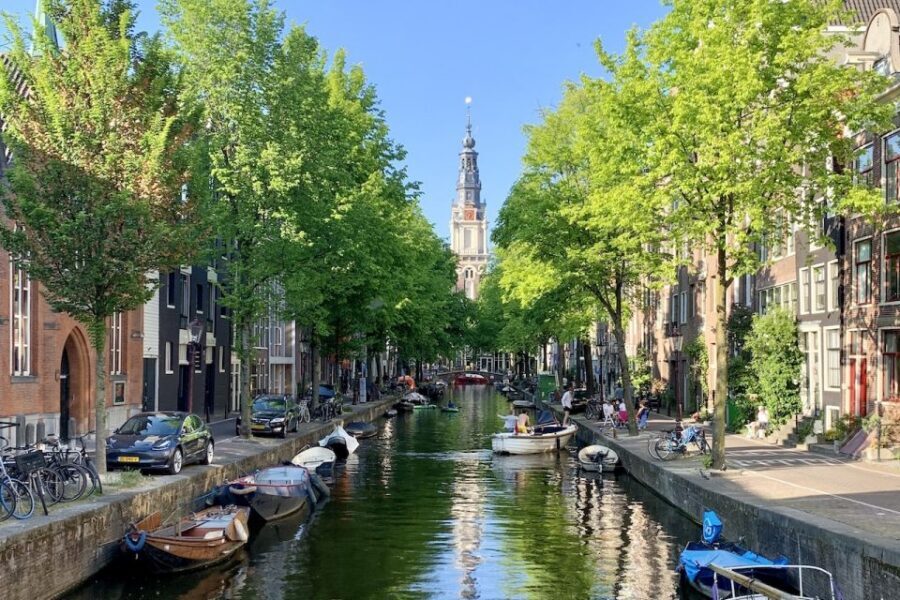 Amsterdam: Anne Frank Guided Walking Tour in DE/EN/IT/ES - Anne Frank diary excerpts on the street, without the House visit