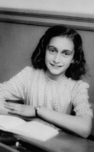 Amsterdam: Anne Frank Walking Tour (French) - Dam Square: the heart of the city, and the shadow of occupation