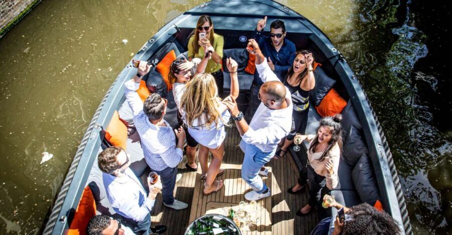 Amsterdam: Canal Belt Private Beer Boat Tour - Private beer boat cruising: what this experience is really like