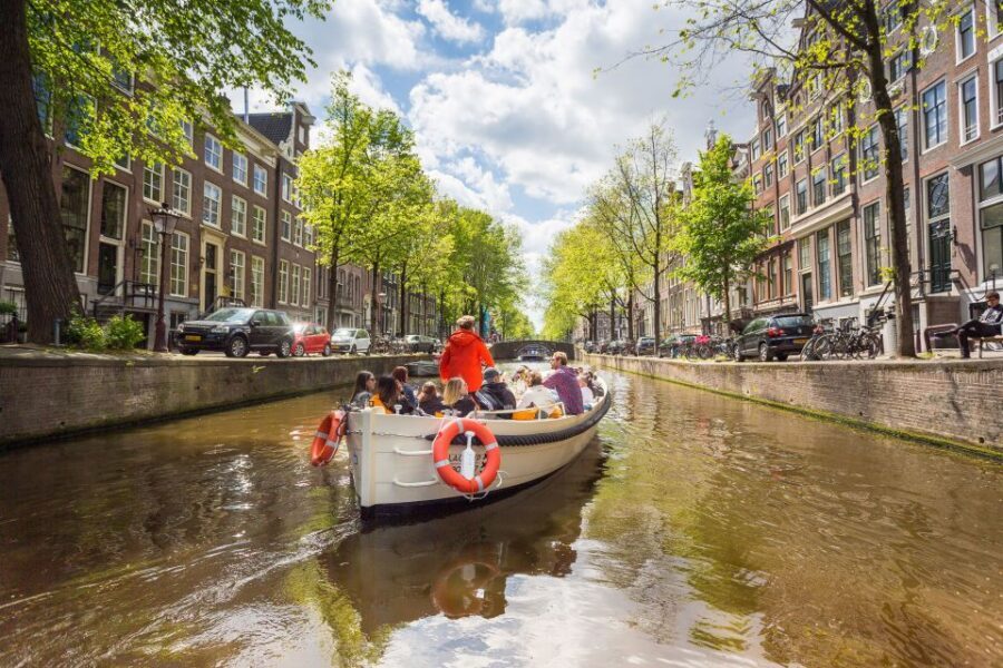 Amsterdam: Canal Belt Private Beer Boat Tour - Beers on board: how the included drinks shape the trip