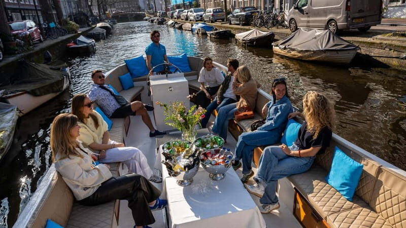 Amsterdam: Canal Cruise in Open Boat with Drink Option - Live guide commentary: how it makes the canals click