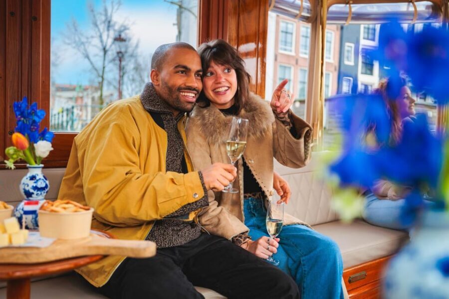 Amsterdam: Canal Cruise with Bubbles & Bites - Seats, comfort, and the step into the boat