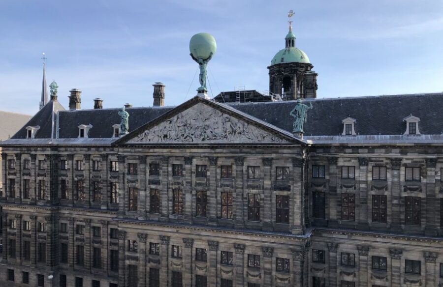 Amsterdam: City Center Walking Tour in italian - Royal Palace and Nieuwe Kerk: quick photo stops with the right context