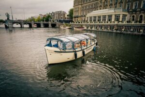 Amsterdam: Covered Canal Booze Cruise with Unlimited Drinks - Covered boat comfort and warm blankets (even when it rains)