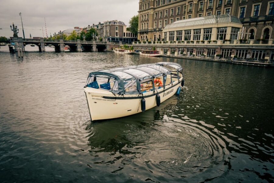 Amsterdam: Covered Canal Booze Cruise with Unlimited Drinks - Covered boat comfort and warm blankets (even when it rains)