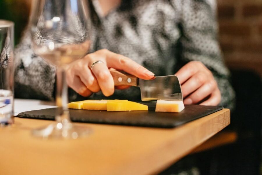 Amsterdam: Dutch Cheese Tasting Experience with Wine - Fig bread and water: the small palate reset that matters