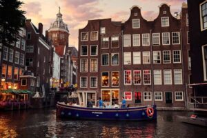 Amsterdam: Evening Candle Light Cruise With Wine & Cheese - The 1-hour route: Red Light District, NEMO, Herengracht, Seven Bridges