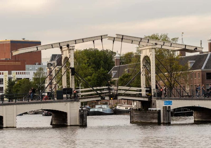 Amsterdam: German Canal Cruise with Unlimited Drinks Option - The guide factor: German narration that keeps you on track