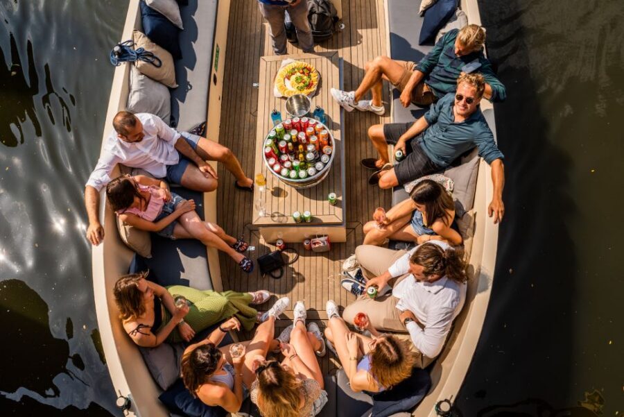 Amsterdam: German Guided Canal Cruise with on Board Bar - On-Board Bar and the Relaxed Pace