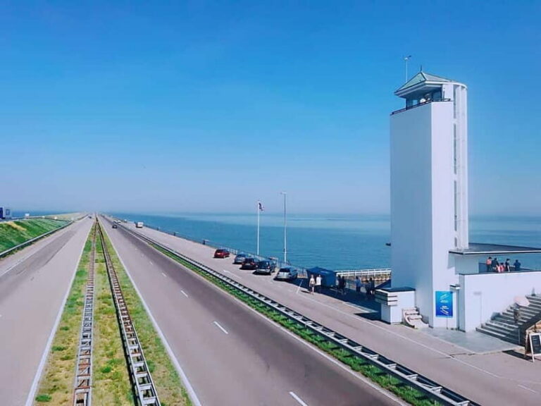 Amsterdam: Giethoorn, Afsluitdijk and Zaanse Schans Day Trip - Getting Picked Up and Moving in Comfort (A10 Ring Details)