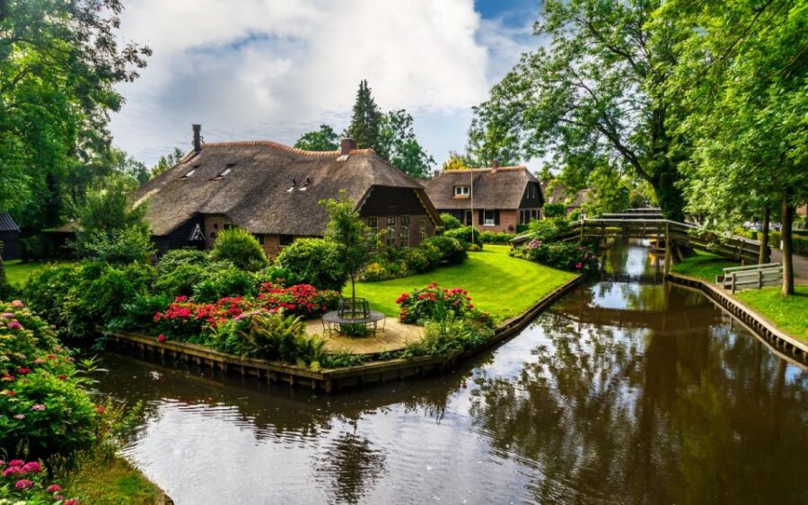Amsterdam: Giethoorn Tour Scenic Cruise, Cheese & Free Time - Luxury coach from Amsterdam to Giethoorn: comfort that matters