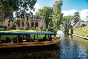 Amsterdam: Giethoorn Tour Scenic Cruise, Cheese & Free Time - Giethoorn canal cruise: the 1-hour part you’ll remember