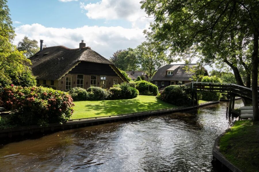 Amsterdam: Giethoorn Tour Scenic Cruise, Cheese & Free Time - De Rietstulp lunch discount: good value if you plan for it