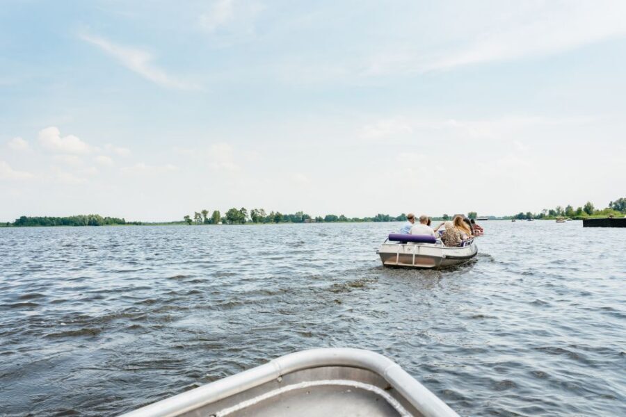 Amsterdam: Giethoorn, Zaandam & Zaanse Schans Tour w/ Pickup - World of Windmills Photo Time and Shopping Fix