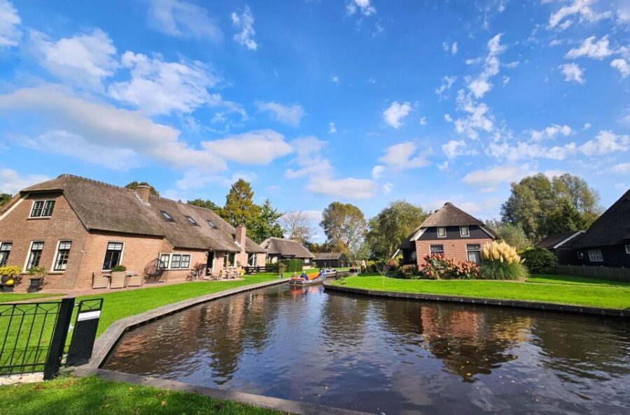 Amsterdam: Giethoorn, Zaandam & Zaanse Schans Tour w/ Pickup - Flevoland and the IJsselmeer Drive That Adds Context