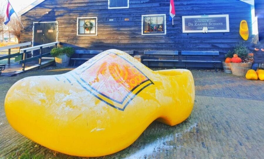 Amsterdam: Giethoorn, Zaandam & Zaanse Schans Tour w/ Pickup - Giethoorn Arrival: Village Time Before the Boat