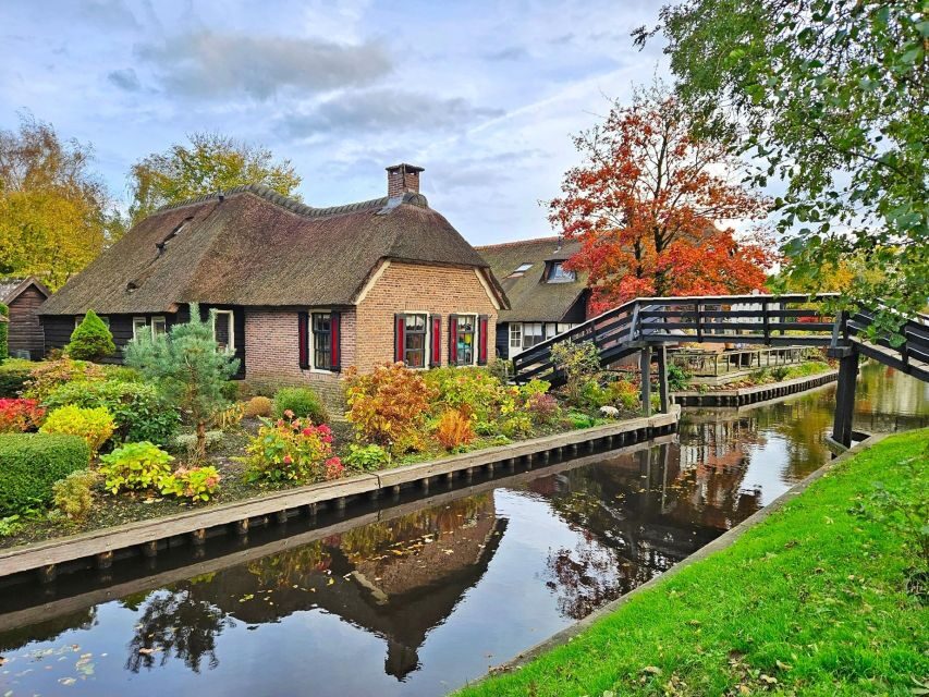 Amsterdam: Giethoorn, Zaandam & Zaanse Schans Tour w/ Pickup - The Silent Electric Whisper Boat in Giethoorn Canals