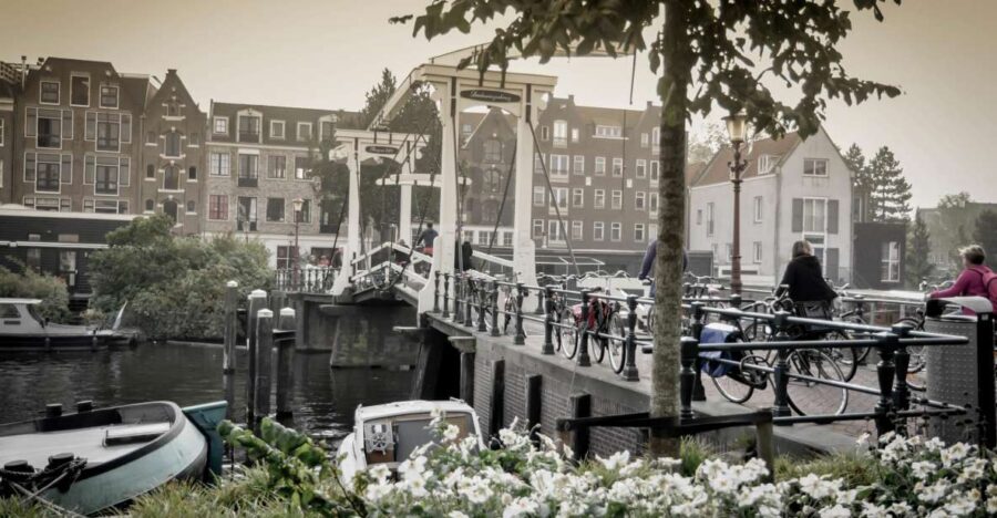 Amsterdam: Guided City Bike Tour in French - Key things to know before you ride