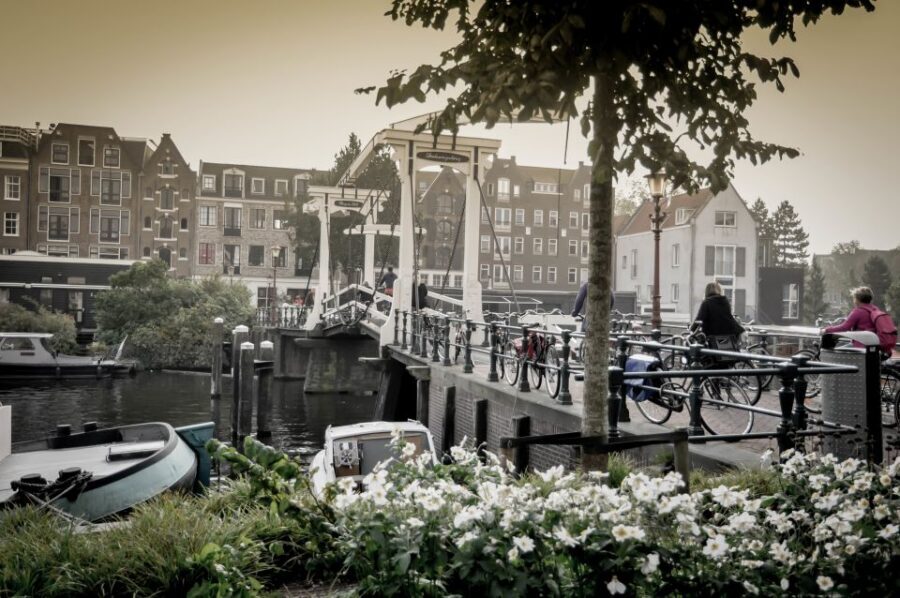 Amsterdam: Guided City Bike Tour in French - Starting at IJdok 47 and getting your bike rhythm