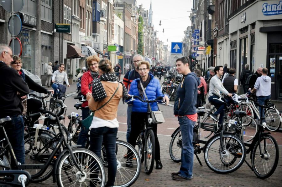 Amsterdam: Guided City Bike Tour in French - Along the Amstel and into the Jordaan: stories in tight lanes