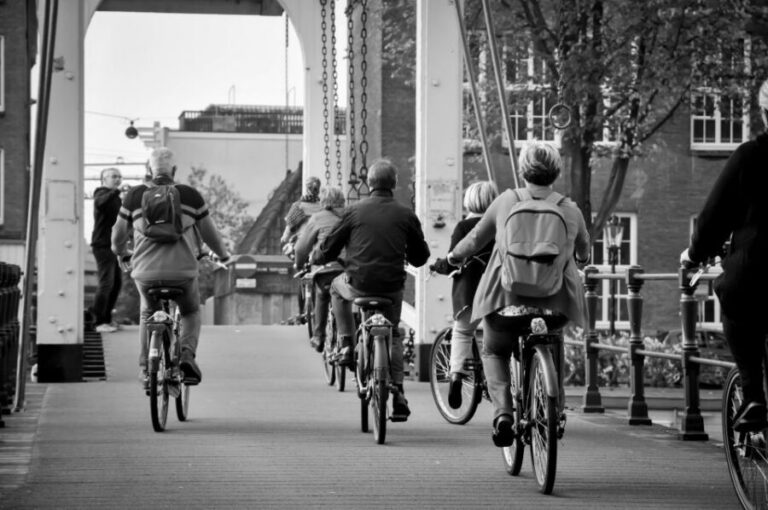 Amsterdam: Guided City Bike Tour in French - Western Islands to De Negen Straatjes: neighborhoods that feel lived-in