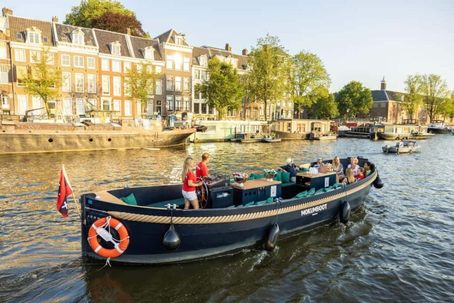 Amsterdam: Guided Open Boat Cruise Unlimited Drinks Option - A 1-hour canal cruise that feels like the city has room for you