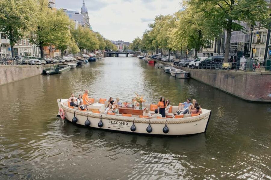 Amsterdam: Heated Canal Cruise with Unlimited Drinks & Bite - The Live Guides: What Makes the Commentary Worth It