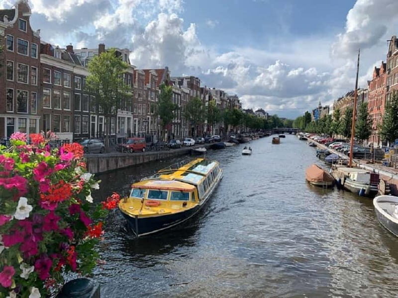 Amsterdam: Historic City Centre Canal Cruise - The onboard mix: skipper stories, audio guide, and your best seat strategy