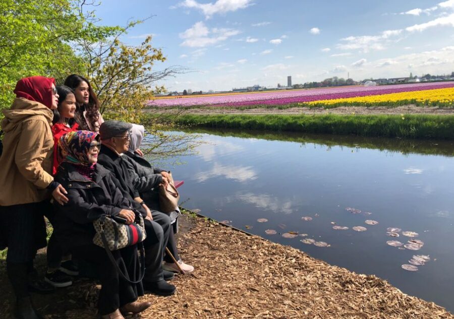 Amsterdam: Keukenhof Tulip Garden and Giethoorn Experience - Key Points at a Glance