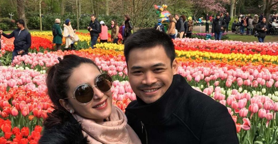 Amsterdam: Keukenhof Tulip Garden and Giethoorn Experience - Inside Keukenhof: Tulips, Windmill Views, and Photo Time