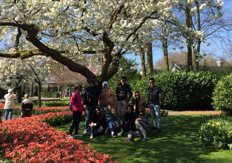 Amsterdam: Keukenhof Tulip Garden and Giethoorn Experience - Giethoorn’s Village Walk: Bridges, Farmhouses, and Real Stillness