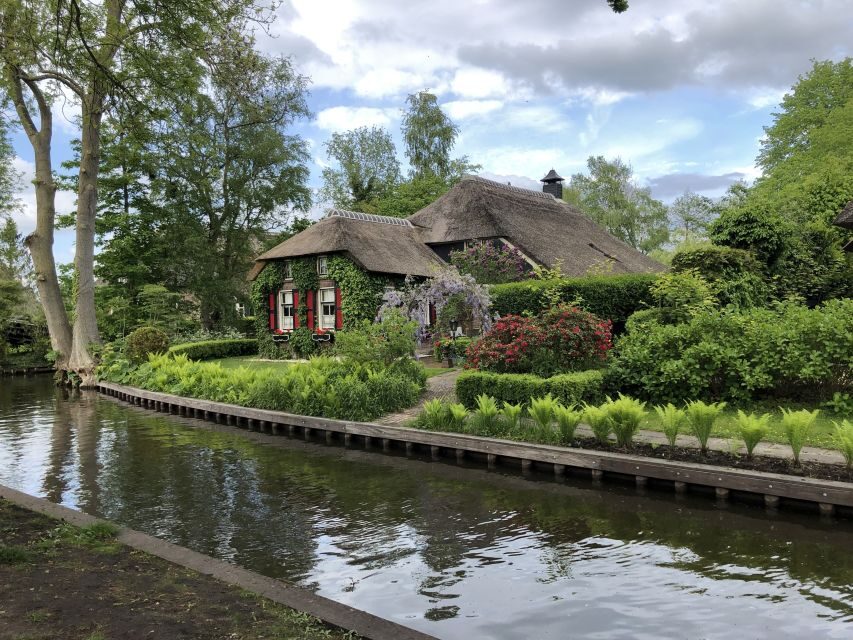 Amsterdam: Keukenhof Tulip Garden and Giethoorn Experience - The 1-Hour Guided Boat Cruise: The Best Way to See Giethoorn