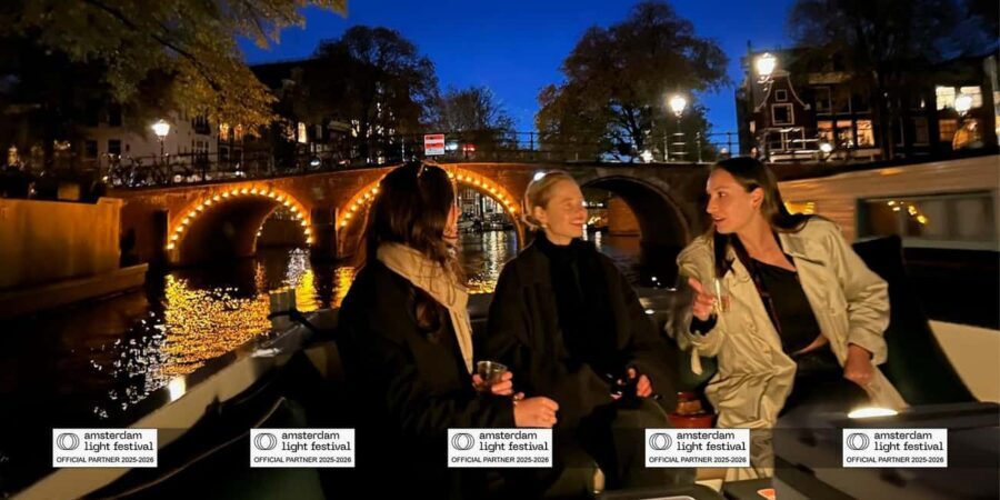 Amsterdam: Light Festival Boat+Unlimit.Drinks & Snack Option - Live skipper storytelling: English + Dutch, with a QR guide backup