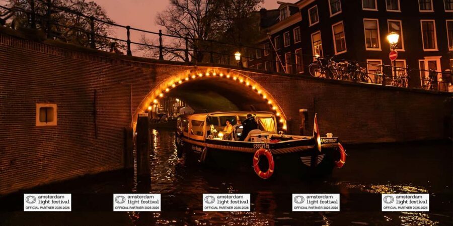 Amsterdam: Light Festival Boat+Unlimit.Drinks & Snack Option - Small group size and boat comfort: why it changes the whole experience