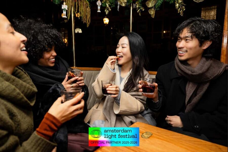 Amsterdam: Light Festival Cruise + Stroopwafel & Hot Choco - Drinks and snacks: unlimited warm comfort, with one caveat