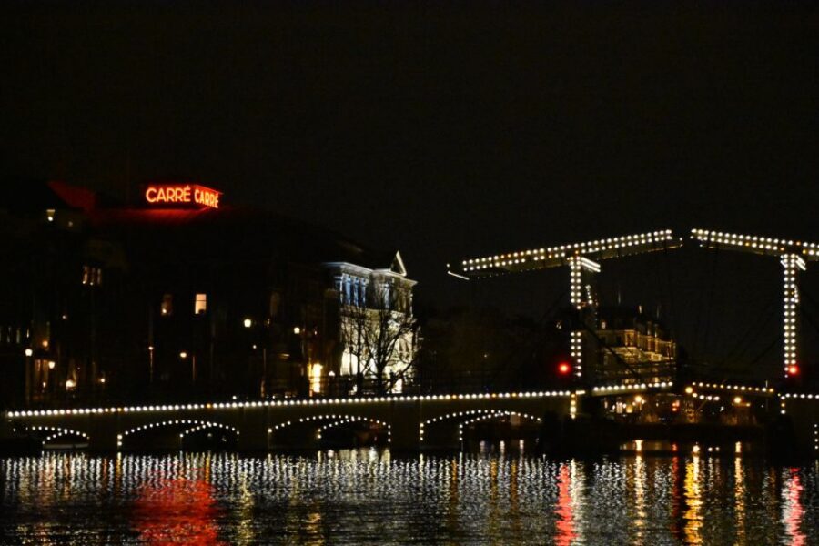 Amsterdam: Light Festival Cruise + Stroopwafel & Hot Choco - Choosing the right departure: Prins Hendrikkade or Zwanenburgwal