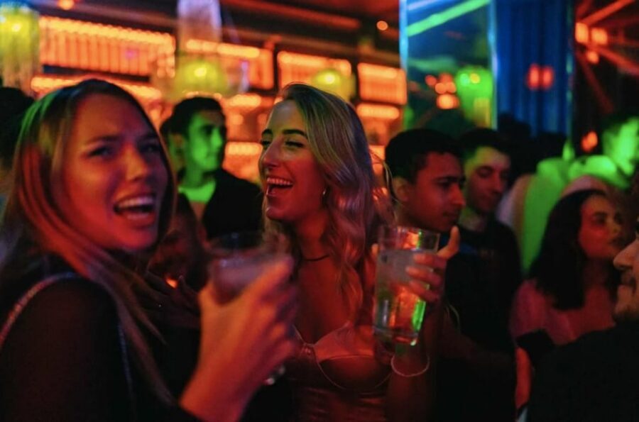 Amsterdam: Ludwig's Original Pub Crawl with VIP Club Entry - Getting Started: Meeting Point and the Fast-Track Security Advantage