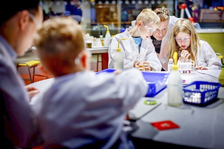 Amsterdam: NEMO Science Museum Ticket - Workshops, videos, experiments, and live demos