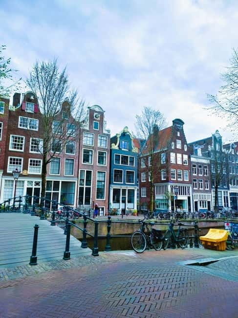 Amsterdam: Off the Beaten Path Bike Tour in French - Samy’s guiding style: history with questions, not just facts