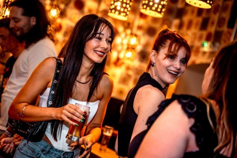 Amsterdam: Original Pub Crawl Party with VIP Entrance - Who should book this Amsterdam Original Pub Crawl Party