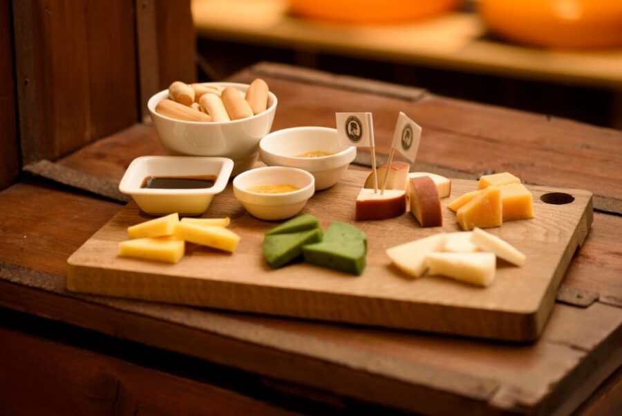 Amsterdam: Premium Henri Willig Cheese Tasting Experience - Your cheese flight: 10 Gouda pieces that help you compare