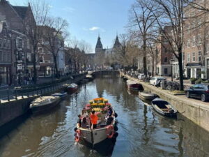 Amsterdam: Premium Tulip Boat Canal Tour - Finding Prins Hendrikkade 33A and the Central Station Dock