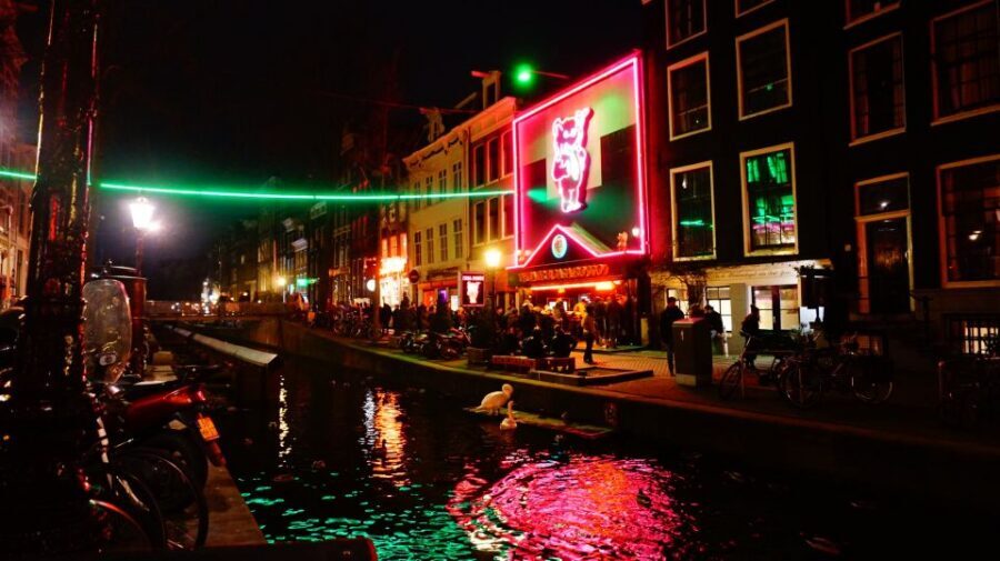 Amsterdam: Red Light District Exclusive Night Tour - Night in Amsterdam’s Red Light District: why this timing works