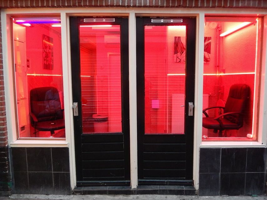Amsterdam: Red Light District Exclusive Night Tour - Coffee-shop culture and the first coffeeshop stop